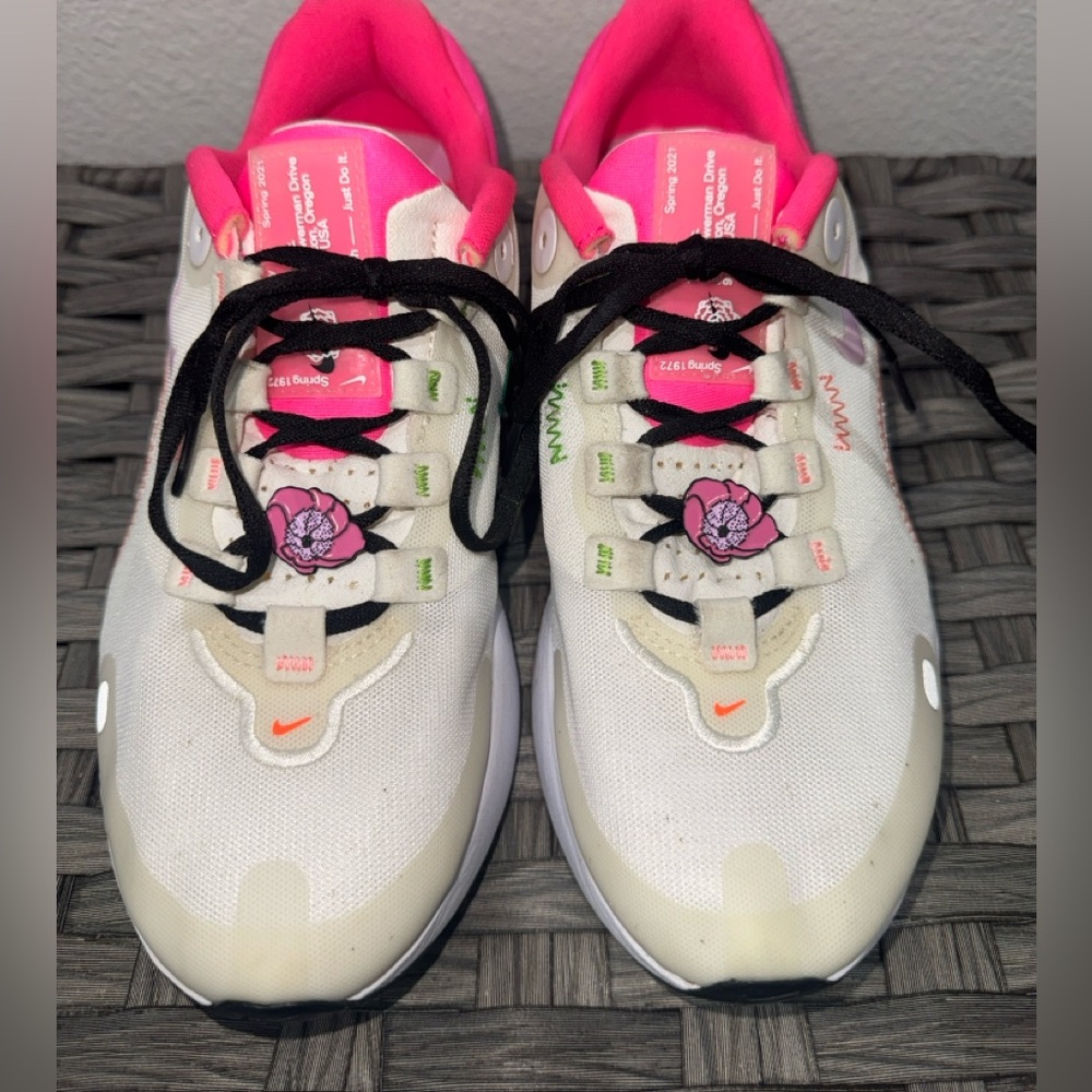 👟Womens Nike React Escape Run
Lunar New Year. Size 7.5 👟
